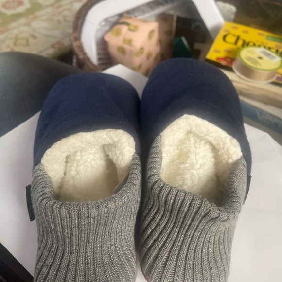 KOLO HOUSE SHOES . small - 9 in sole. NEW - Picture 4 of 6